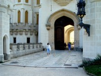 /album/fotogalerie-zamek-hluboka-nad-vltavou/statni-zamek-hluboka-vchod-do-zamku-jpg/